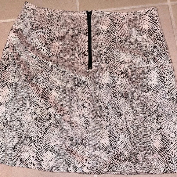 M.N.I LOS ANGELES LINED FAUX SUEDE SNAKESKIN MINI SKIRT BLUSH AND BLACK SIZE M - Picture 9 of 12